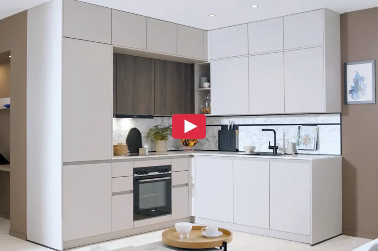 Moderne Einbauküche in Weiß mit L Form, integrierten Elektrogeräten und Holzoptik-Elementen. Helle Küchenfronten mit stilvoller Nische, Spüle und Arbeitsfläche für zeitloses Küchendesign und moderne Küchenplanung.